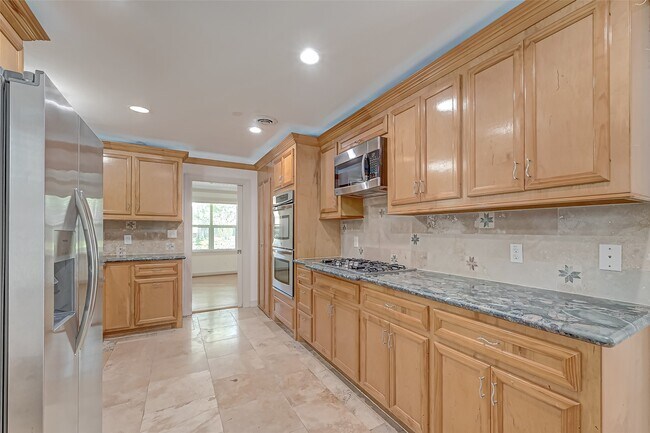 Building Photo - 5611 Briarbend Dr