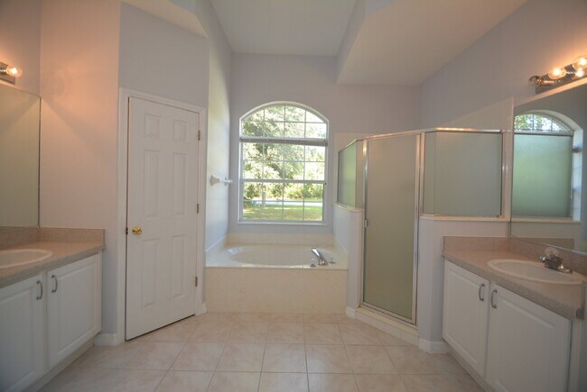 Building Photo - "Charming 3-Bed Oasis in Palm Coast - 1,85...