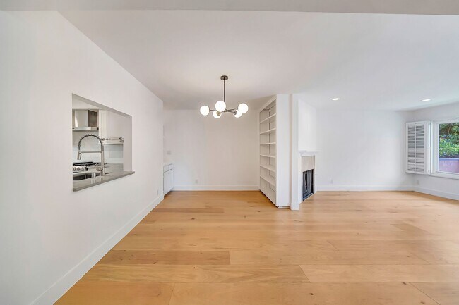 Building Photo - 4424 Coldwater Canyon Ave