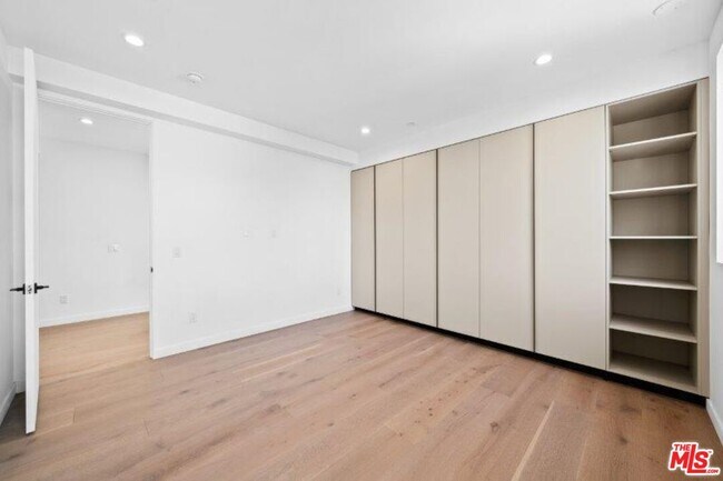 Building Photo - 307 N Wilton Pl