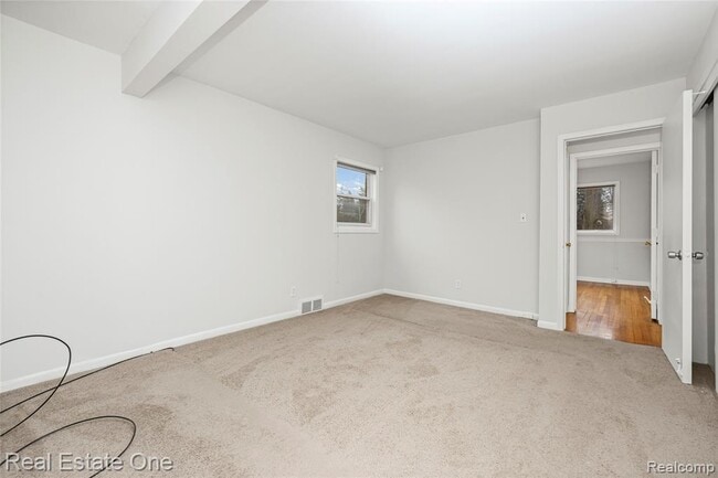 Building Photo - 2360 Pine View Dr