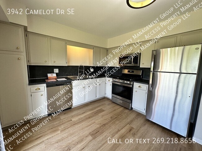 Building Photo - 3942 Camelot Dr SE