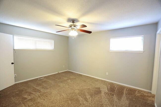 Building Photo - Warr Acres