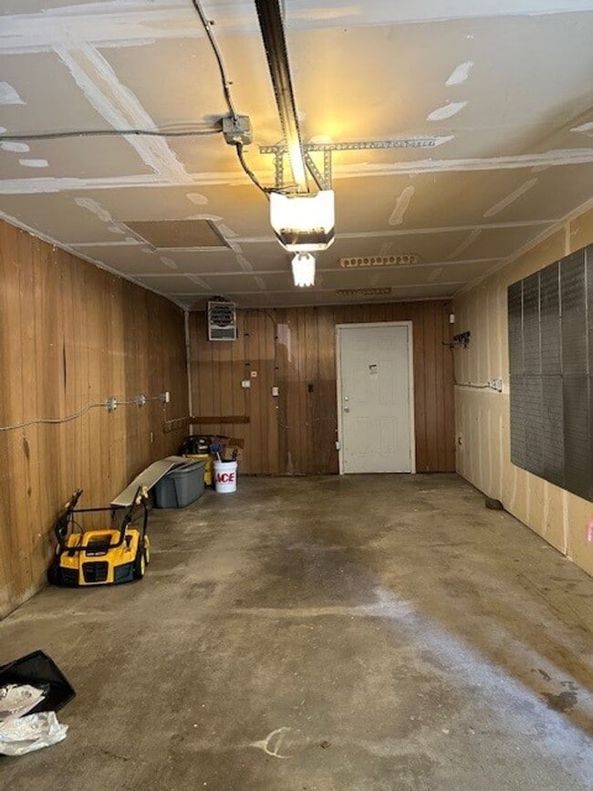 Building Photo - The Perfect Family Home! Large Yard, Deck ...