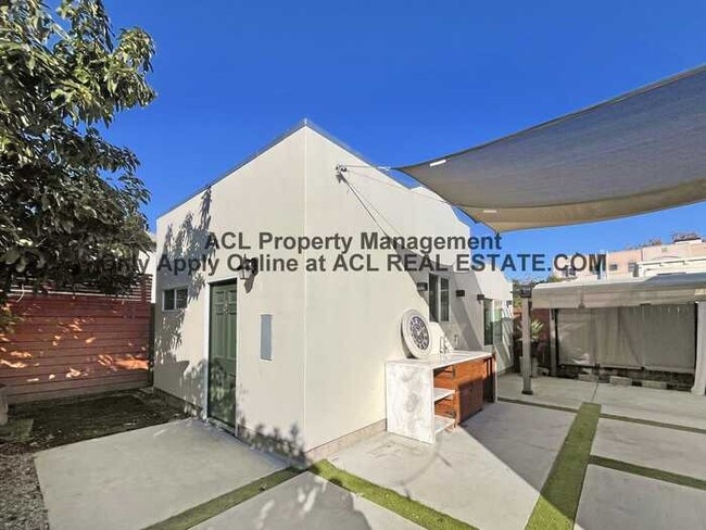 Building Photo - Beautiful, Modern and Affordable Studio Home For Rent