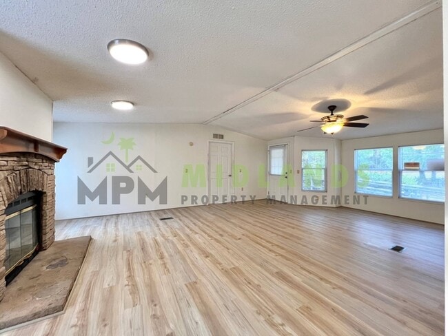 Building Photo - 373 McLee Rd