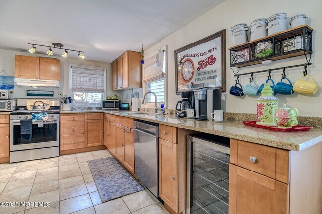 Building Photo - 19 Webb Ave