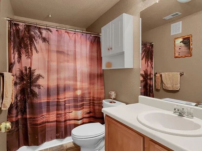 Building Photo - Quiet & Clean 2 bed / 2 bath Condo with Garage