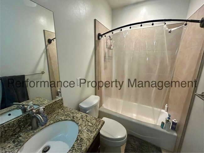 Building Photo - Stunning 4 Bed/3 Bath Home Near City in th...