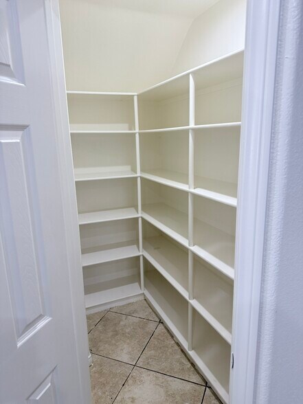 Building Photo - 9471 Stoneybrock Pl