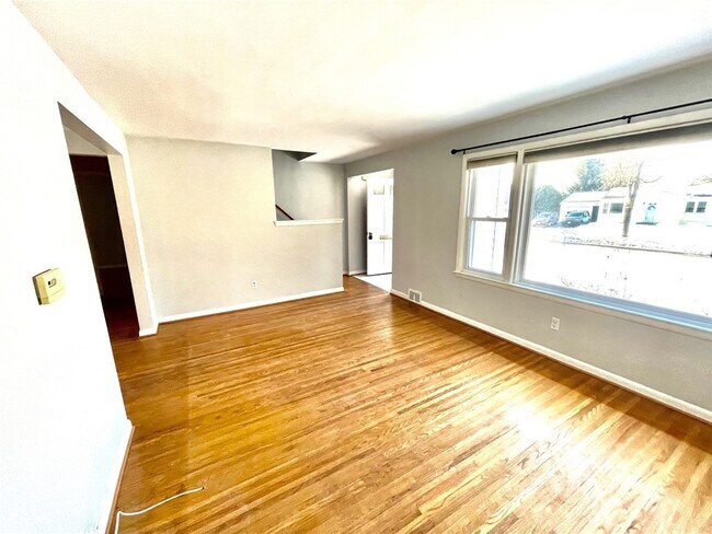 Building Photo - 129 Roselawn Crescent