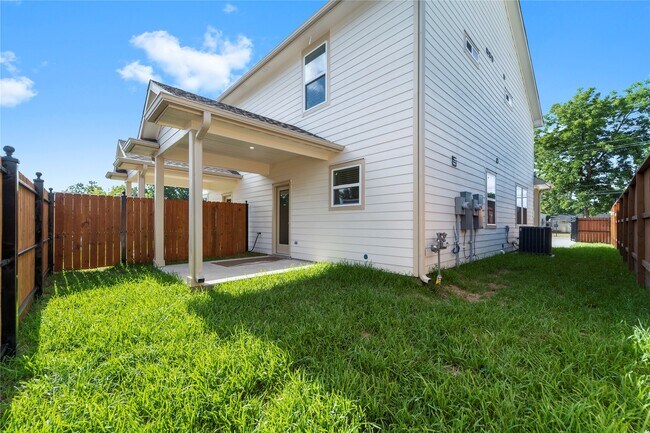 Building Photo - 913 Turner Dr