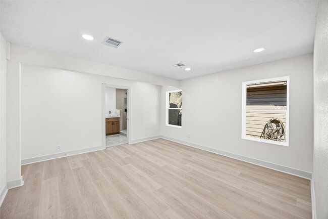 Building Photo - 1230 W Donovan St