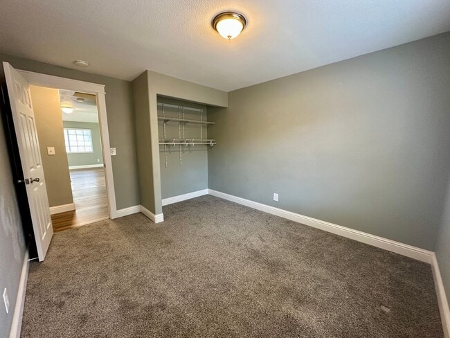 Building Photo - Bright & Spacious 3 Bed / 2 Bath - Gorgeou...