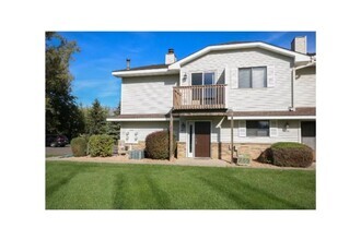 Building Photo - Spacious 2 Bedroom Townhome in Maple Grove!