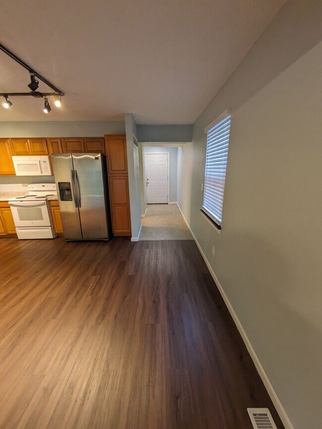 Building Photo - 307 NE Timbercreek Dr