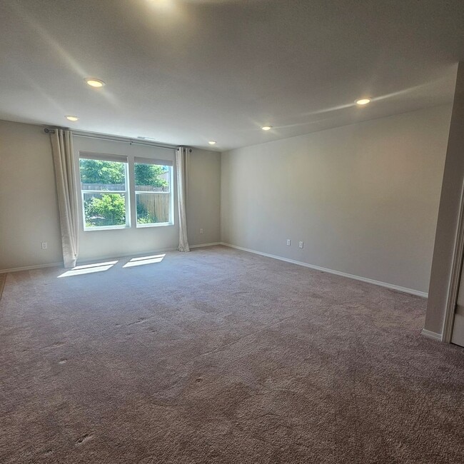 Building Photo - Move-In Ready 3 Bed, 2.5 Bath Home in Desirable Port Orchard Neighborhood
