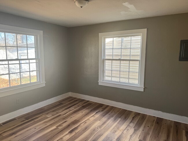 Building Photo - 1533 N Sunrise Dr