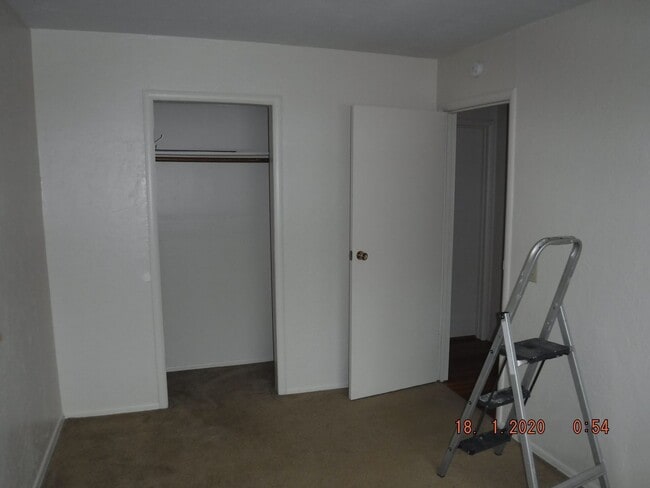 Building Photo - Three Bedroom House in Talent