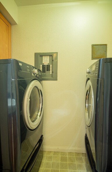 Building Photo - 2491 Creekside Ct