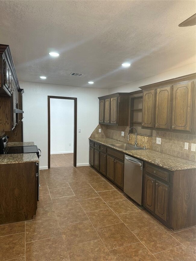 Building Photo - 1318 Alviola Ave