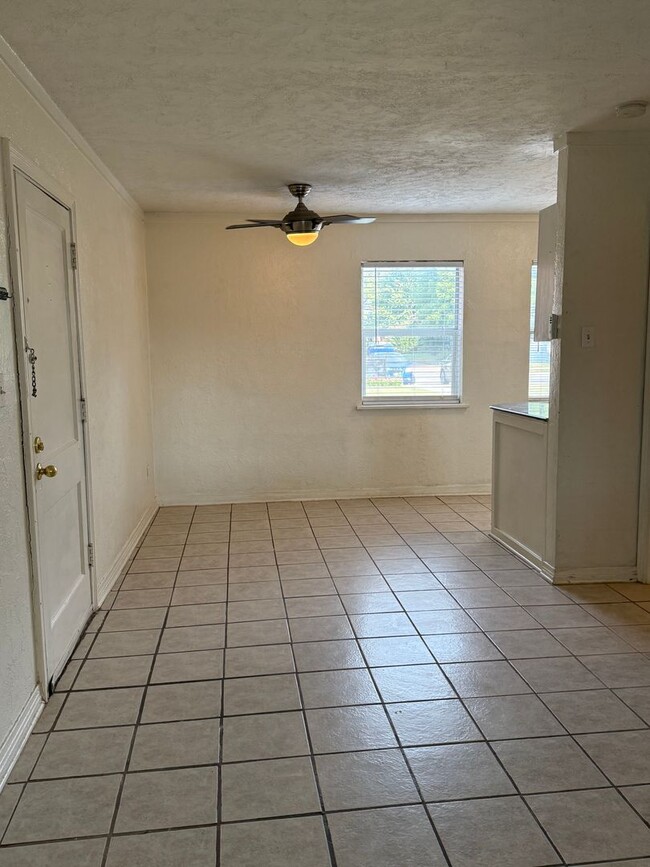 Building Photo - Updated 1-Bedroom in the Heart of the Plaza District