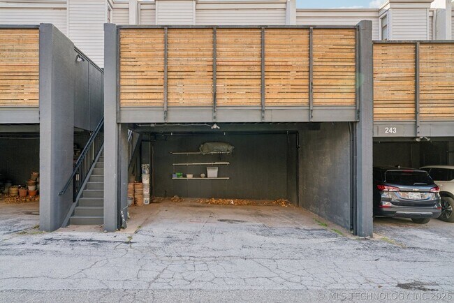 Building Photo - 410 W 7th St