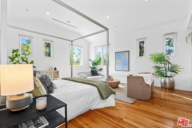 Building Photo - 211 S Valley St