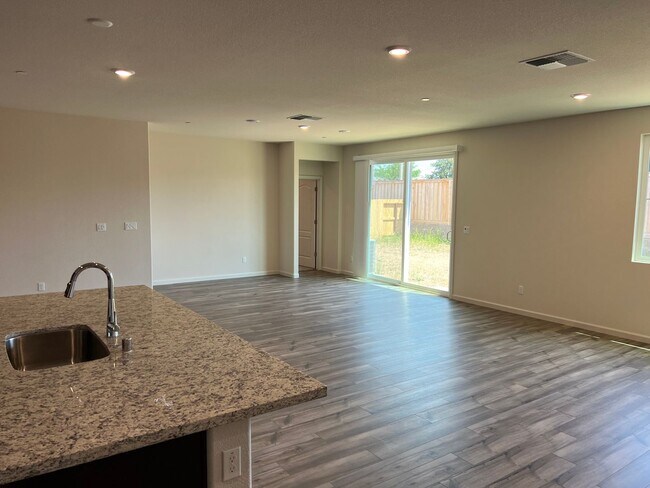 Building Photo - Gorgeous Newer Meadowlands, Residence 3 Mo...