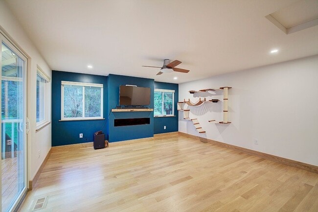 Building Photo - 3Bd/2.25Ba North Bend House