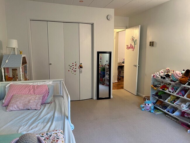 Building Photo - 4800 Chevy Chase Dr