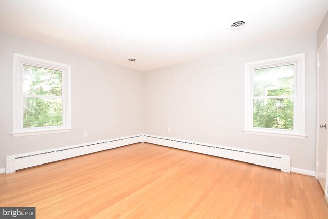 Building Photo - 204 W Locust St
