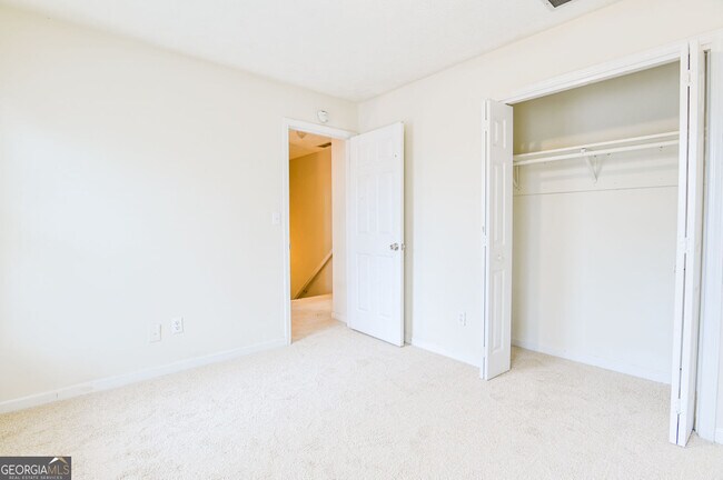 Building Photo - 105 N Oakland Cir