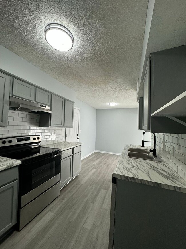 Building Photo - Beautifully Remodeled 2/1 apartment in Par...