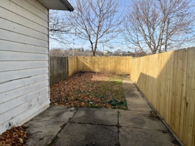 Building Photo - AVAILABLE FOR SHOWING!!! 4BR / 1BA.