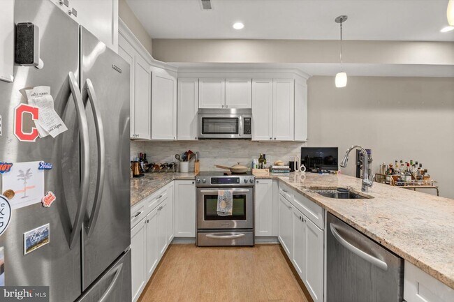 Building Photo - Beautifully Updated 2 BR 2 BA in the heart of Logan Circle