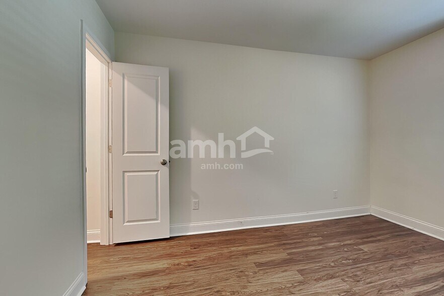 Building Photo - 218 Swan Dr