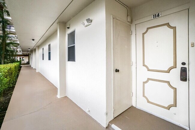 Building Photo - 3951 Via Poinciana