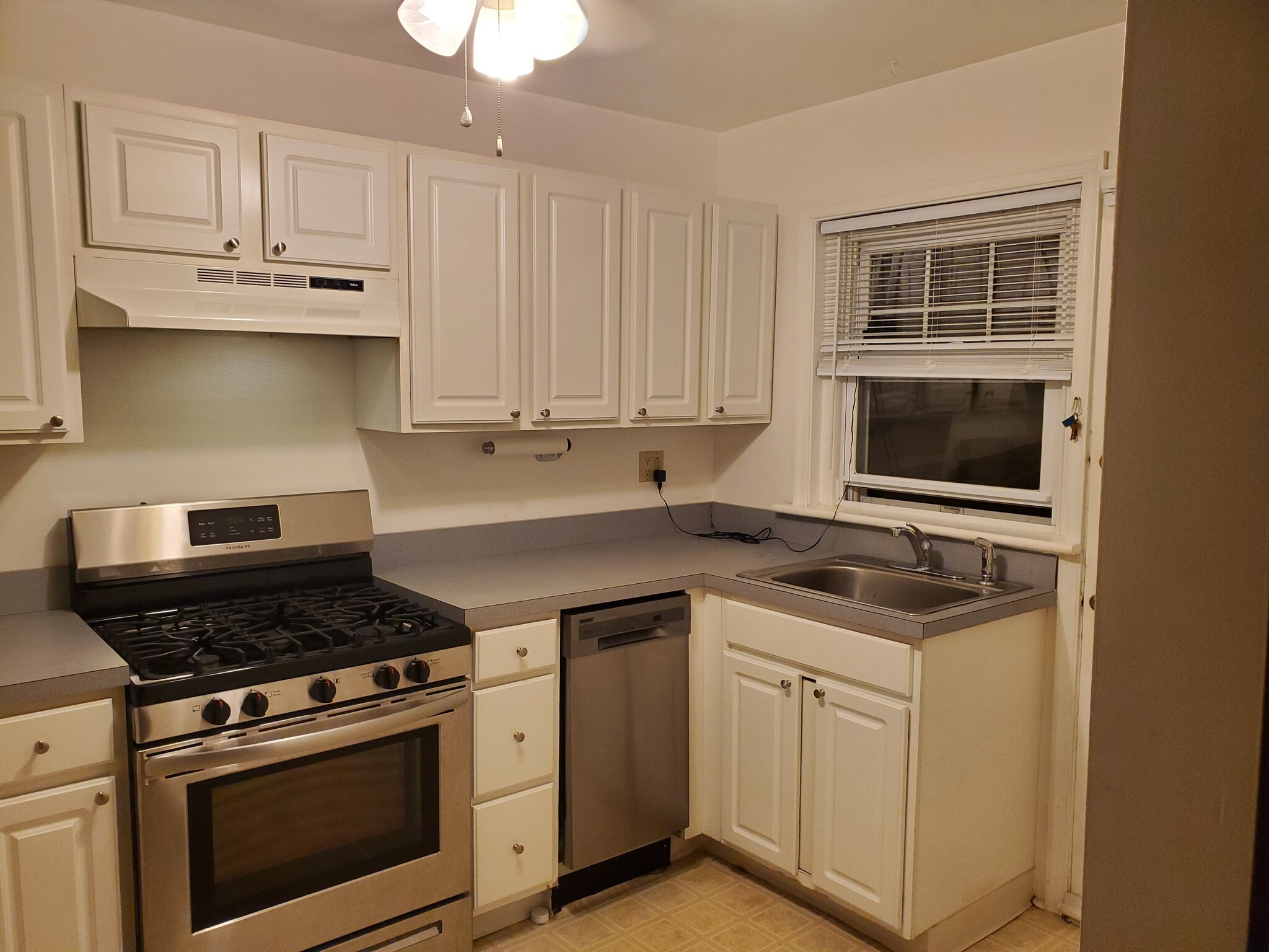 Building Photo - 2411 Patane Ave