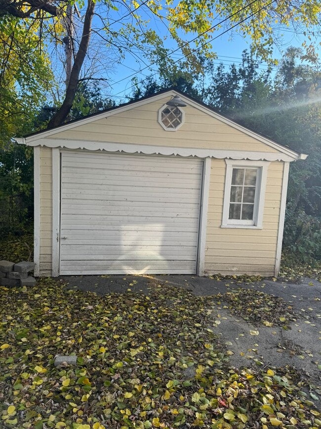 Building Photo - Perfect ranch in great Farmington hills neighborhood.