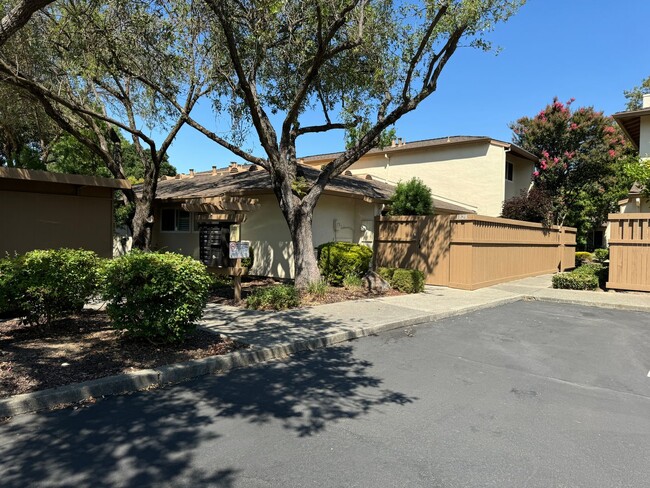 Building Photo - Beautiful two story townhome in Sunset Par...