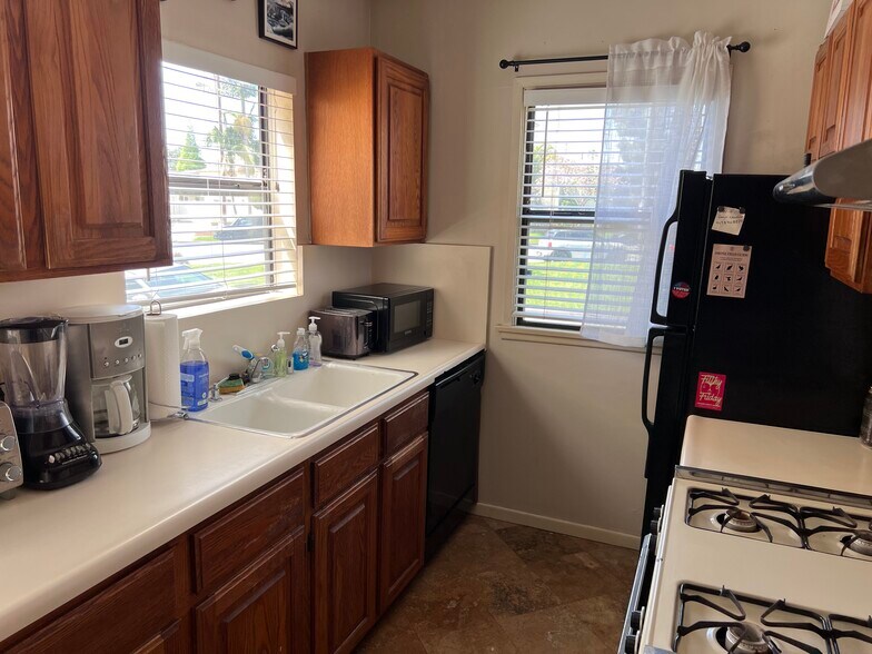 Building Photo - 3400 E 2nd St