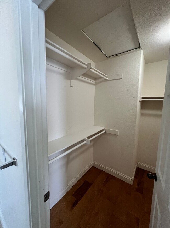 Building Photo - $4,500 - 4 Bed 2.5 Bath House located in G...