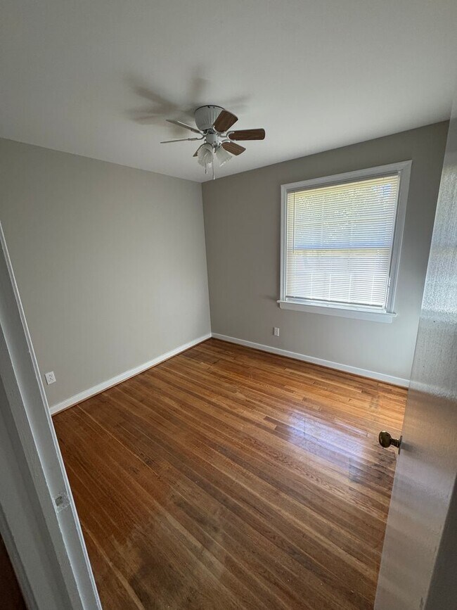 Building Photo - Charming 3 bedroom home in West End Manor ...