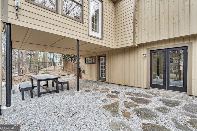 Building Photo - 75 Lakeshore Dr NW