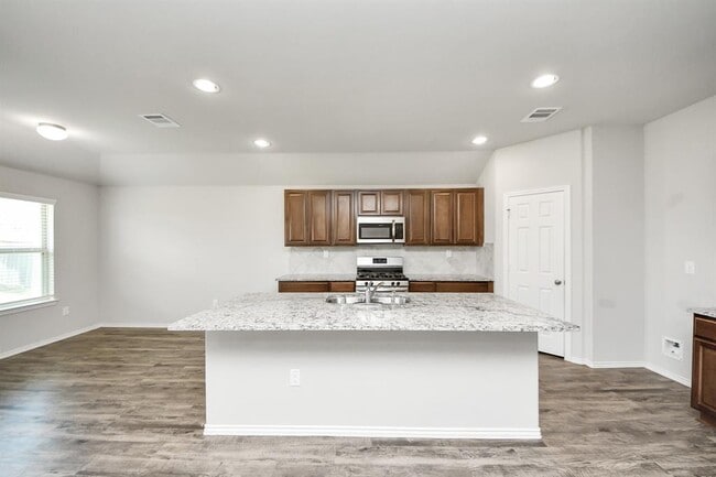 Building Photo - 2214 Welborn Dr