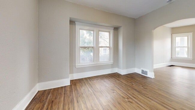 Building Photo - 5 bedroom/1 bath, Old Brooklyn