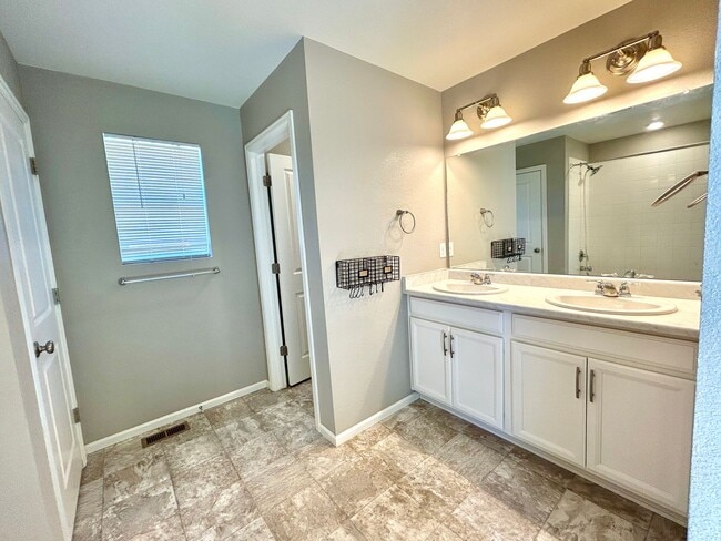 Building Photo - Better Than New! Stunning 4-year old Home Corner End-Unit with High-End Finishes