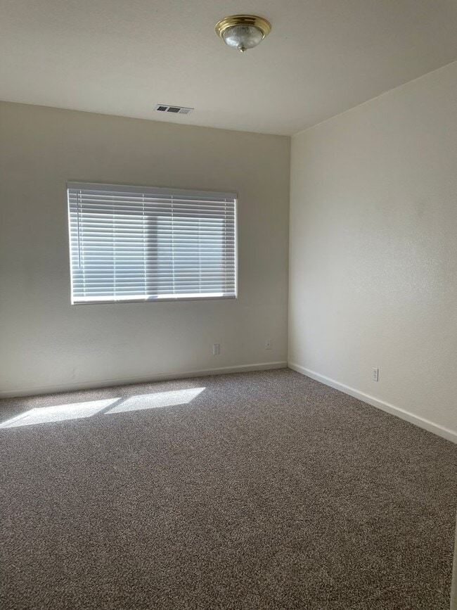 Building Photo - Available Now! Move-In Ready