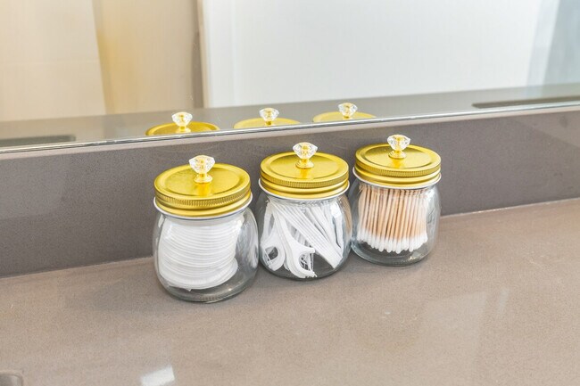 Building Photo - 9413A Roosevelt Way NE